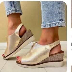 Donald Pliner Calypso Wedge Peep Toe Heeled Sandals 7.5 Gold Metallic Suede Cork